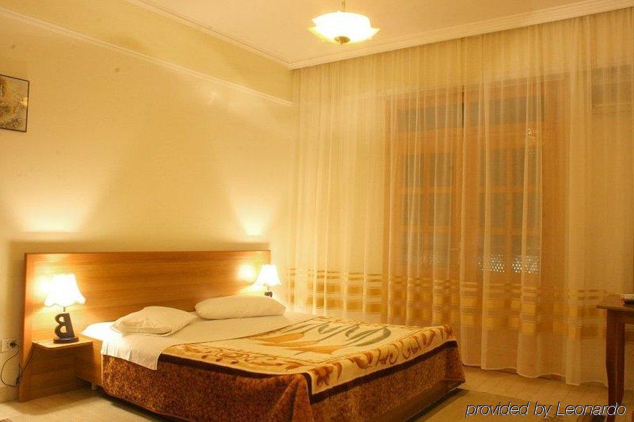 Hotel Baron Tirana Habitación foto