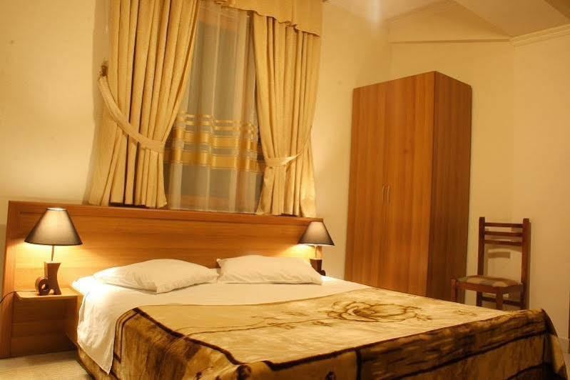 Hotel Baron Tirana Exterior foto